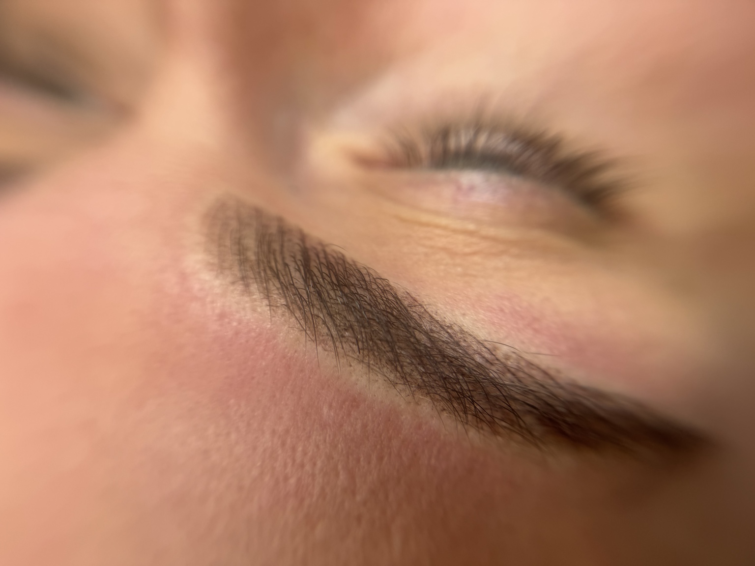 Permanent makeup på bryn set tæt på